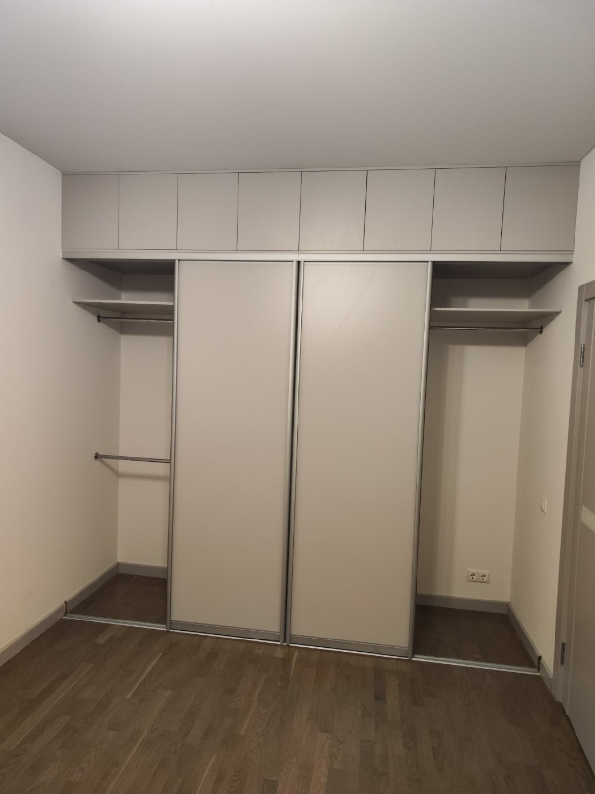 Светлый шкаф-купе с открытыми крайними секциями и антресолями сверху
