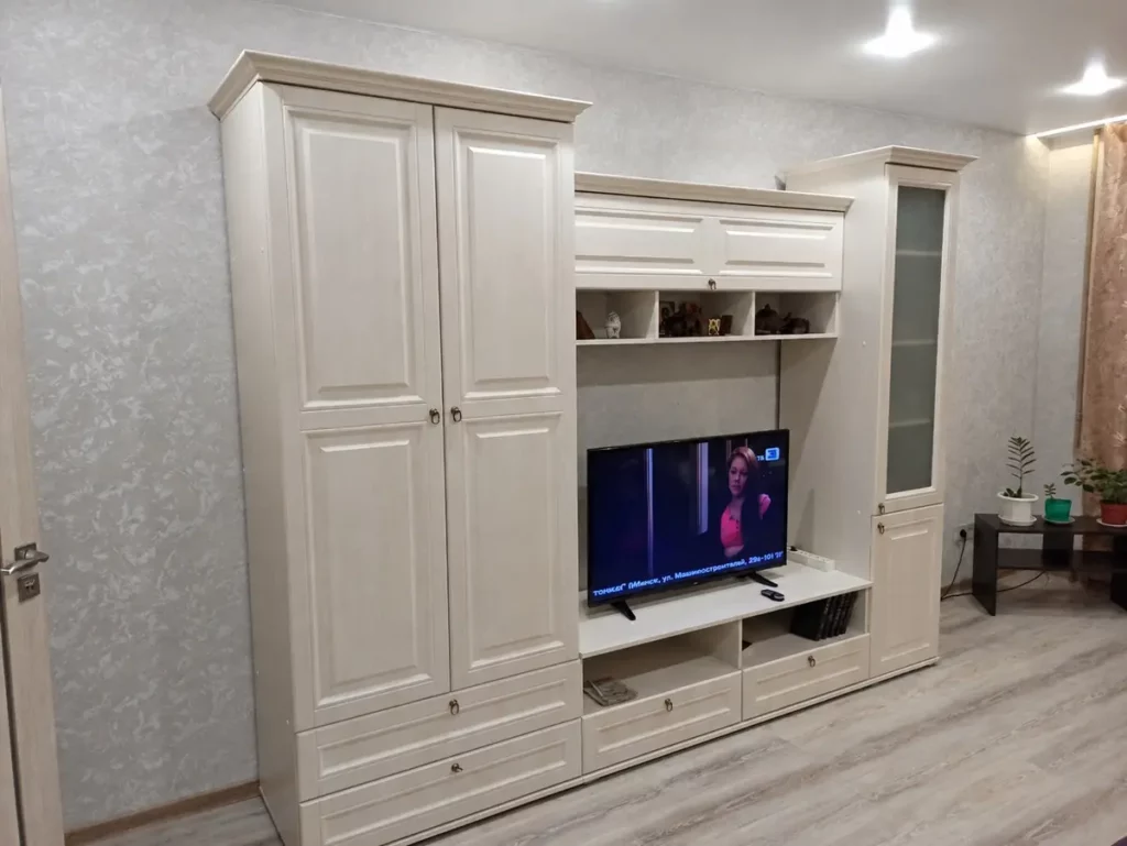 Белая классическая стенка в гостиную со шкафом и витриной