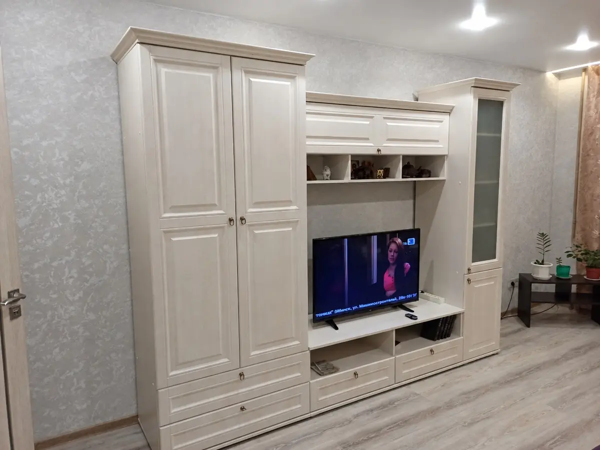 Гостиная в классическом стиле: шкаф, ТВ-тумба и витрина