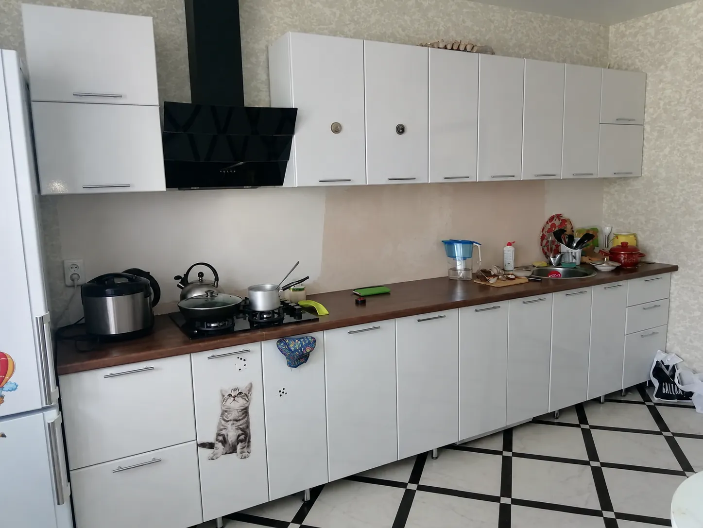 Белая прямая кухня с глянцевыми фасадами и тёмной столешницей