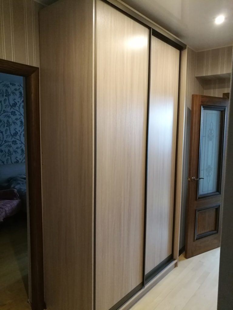 Двухцветный шкаф-купе в прихожую