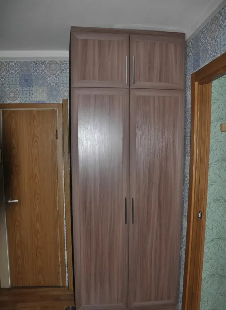 Распашной шкаф с антресолью в коридоре, ясень шимо