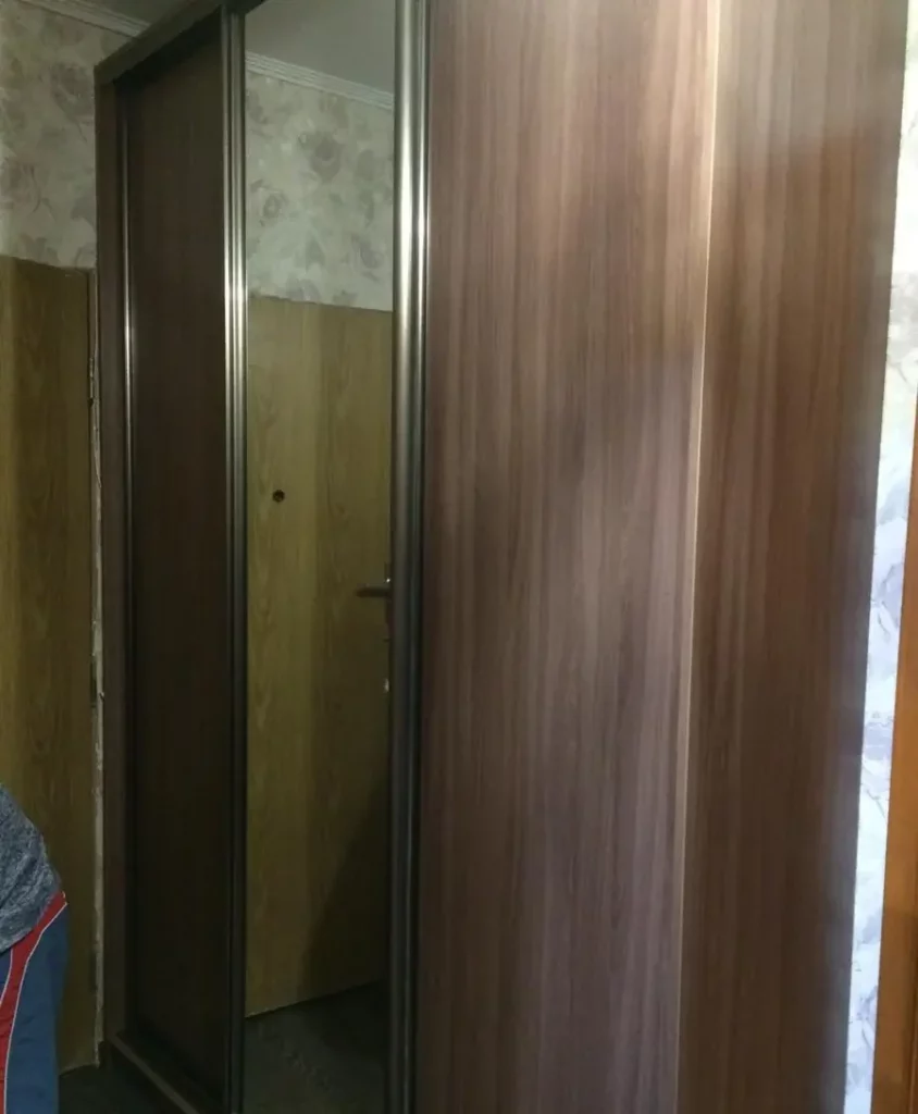 Шкаф-купе с зеркалом в маленькой прихожей