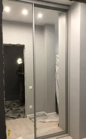 Зеркальный шкаф-купе в прихожей во время ремонта