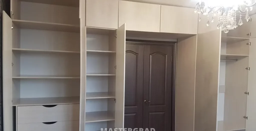 Встроенные шкафы по обе стороны двери с открытыми дверями