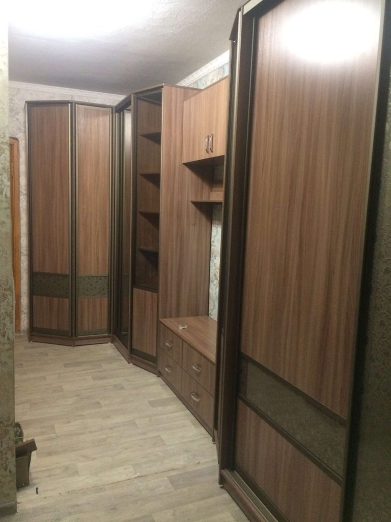 Стенка в гостиную со шкафом-купе, витринами и ТВ-нишей