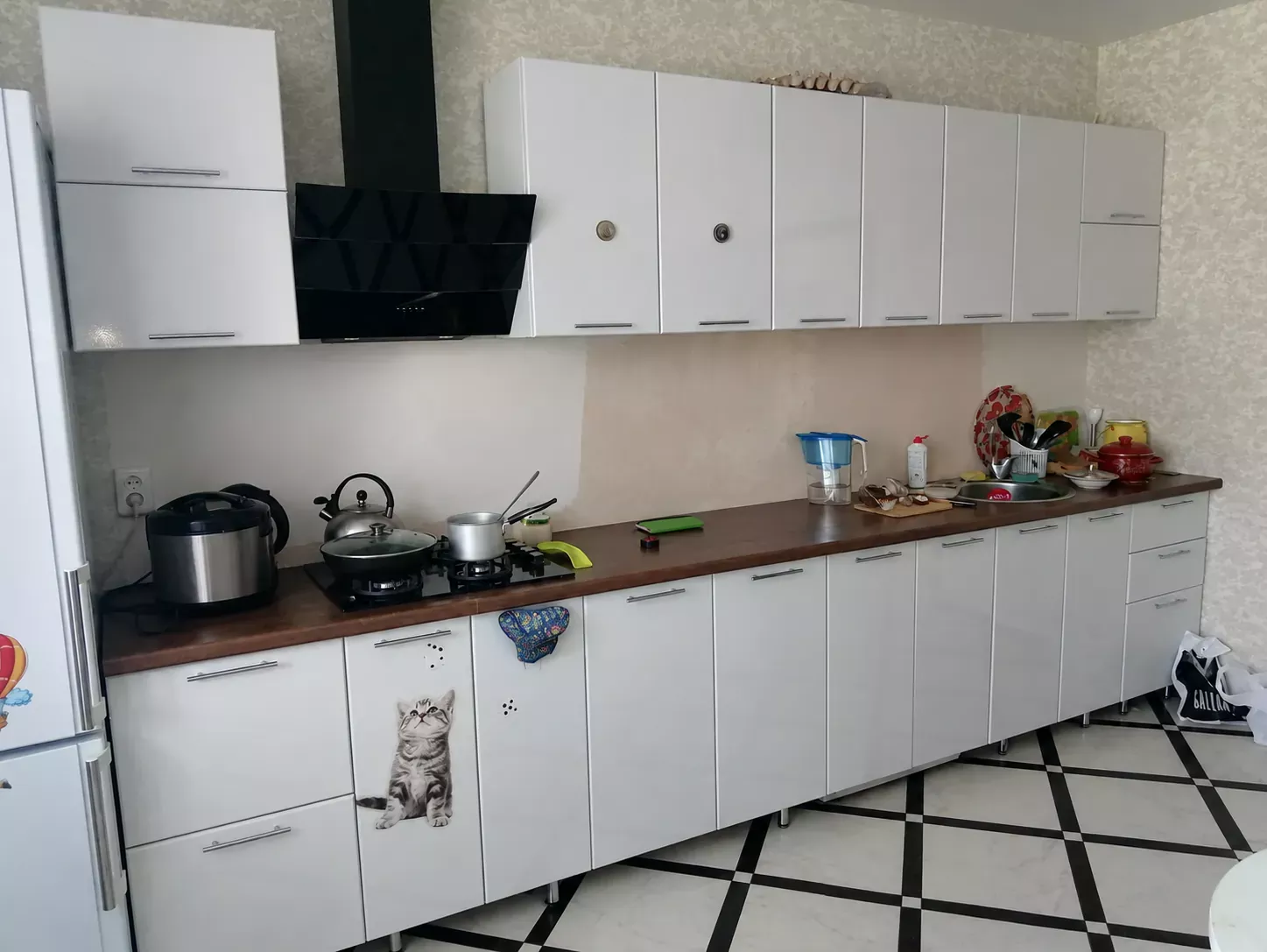 Белая прямая кухня с глянцевыми фасадами