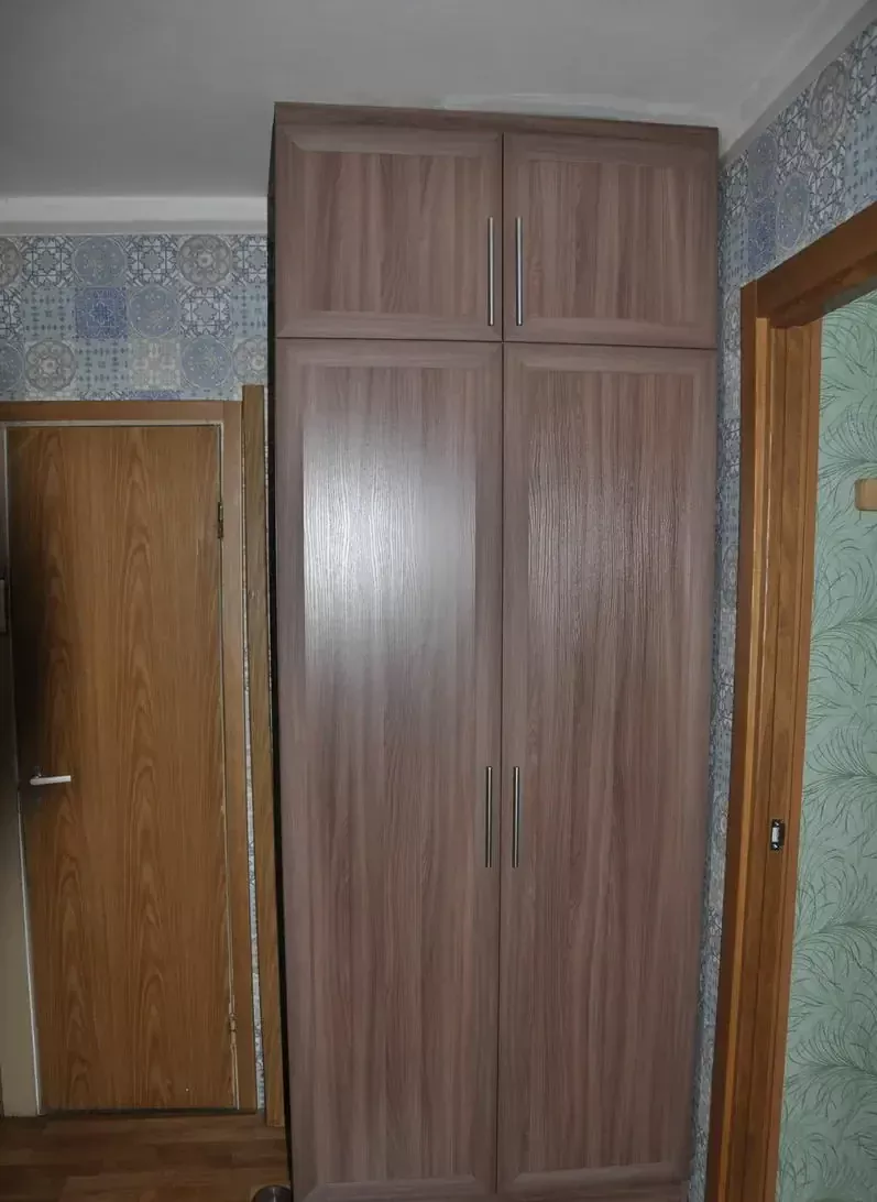 Распашной шкаф с антресолью в коридоре, ясень шимо
