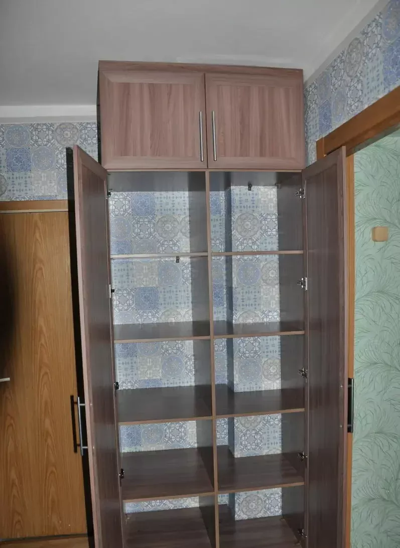 Распашной шкаф с открытыми дверями: полки и отделения