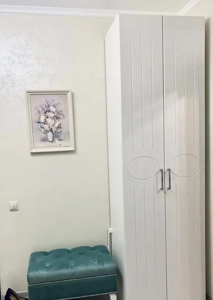 Белый распашной шкаф с фрезерованными фасадами