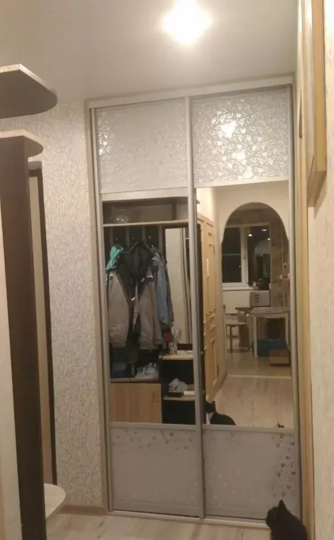 Два шкафа-купе с одинаковыми фасадами в прихожей