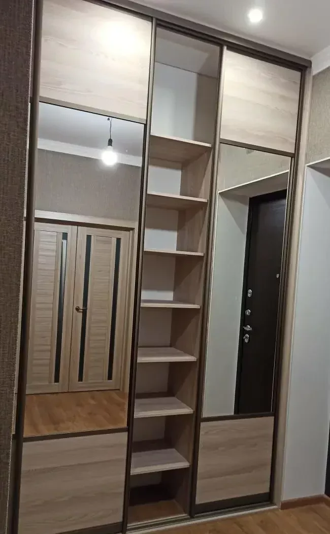 Шкаф-купе в прихожей с открытым стеллажом и ящиками